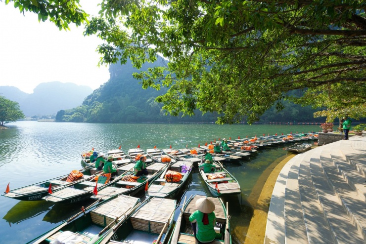 Du khách đến Tràng An bất ngờ với làn nước xanh ngọc bích tuyệt đẹp - 3