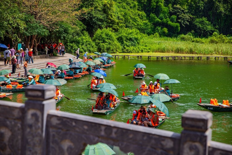 Quần thể danh thắng Tràng An là Di sản Văn hóa và Thiên nhiên thế giới, nơi kết hợp tinh hoa của thiên nhiên và văn hóa trên toàn cầu. Trong những dãy núi đá vôi, Tràng An tựa như một bức tranh tuyệt vời với hệ thống hang động, thung lũng, rừng nhiệt đới và các công trình kiến trúc tôn giáo độc đáo.