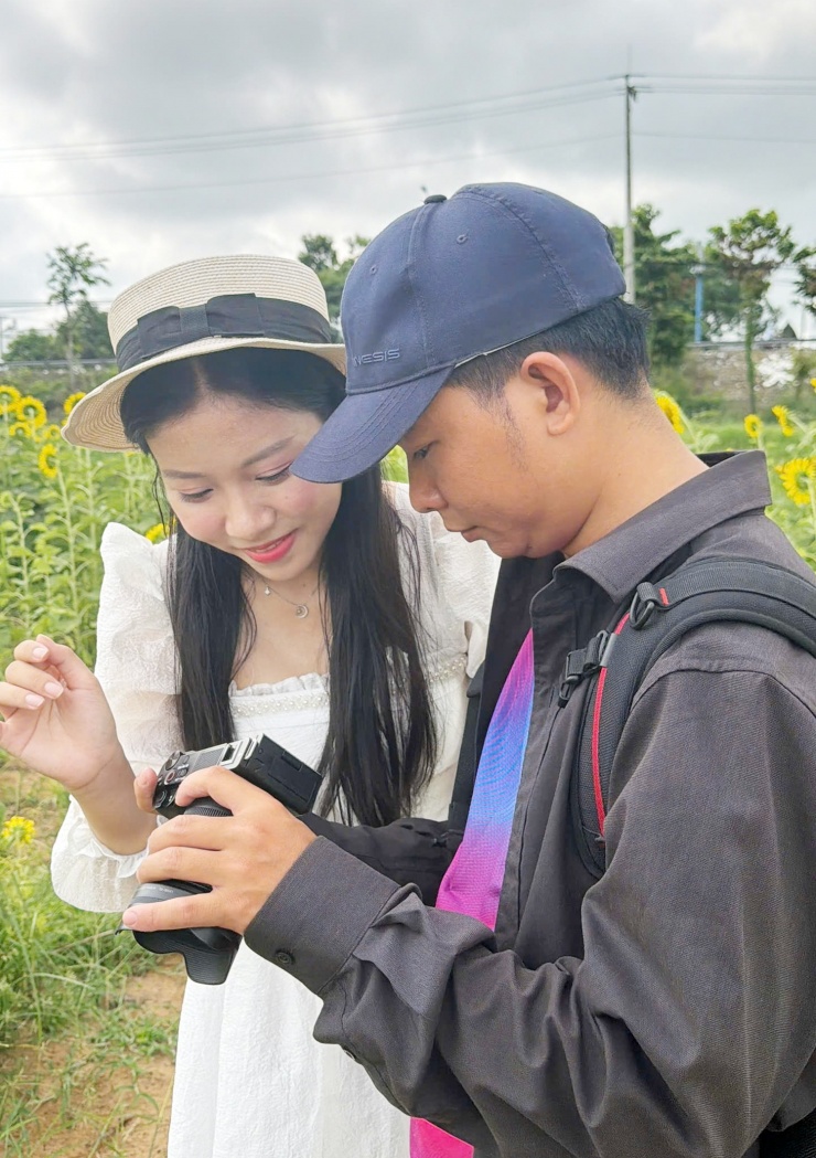 Người sở hữu cánh đồng hoa hướng dương cho biết quyền sử dụng đất là của một người khác, anh chỉ mượn để thực hiện ý tưởng tạo cảnh quan đẹp, góp phần thúc đẩy du lịch trải nghiệm.
