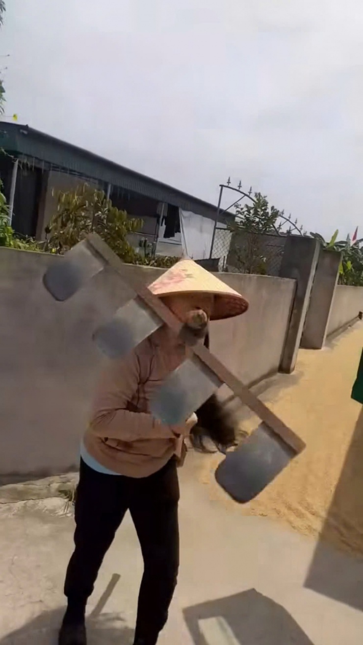 Hình ảnh bà Q. cầm cào lao vào đe dọa, tấn công tài xế. Ảnh: Cắt từ clip