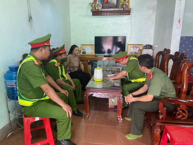 Bà Q. làm việc với công an. Ảnh: CACC