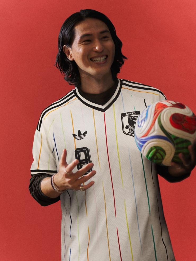 Áo thi đấu sân khách World Cup 2026 của tuyển Nhật Bản. Video: Football Fashion