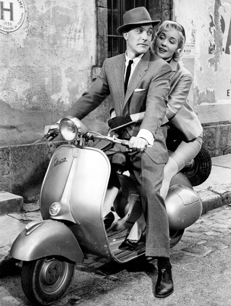 Audrey Hepburn và Gregory Peck chạy Vespa trong phim Roman Holiday (1953). Ảnh: Sưu tầm.