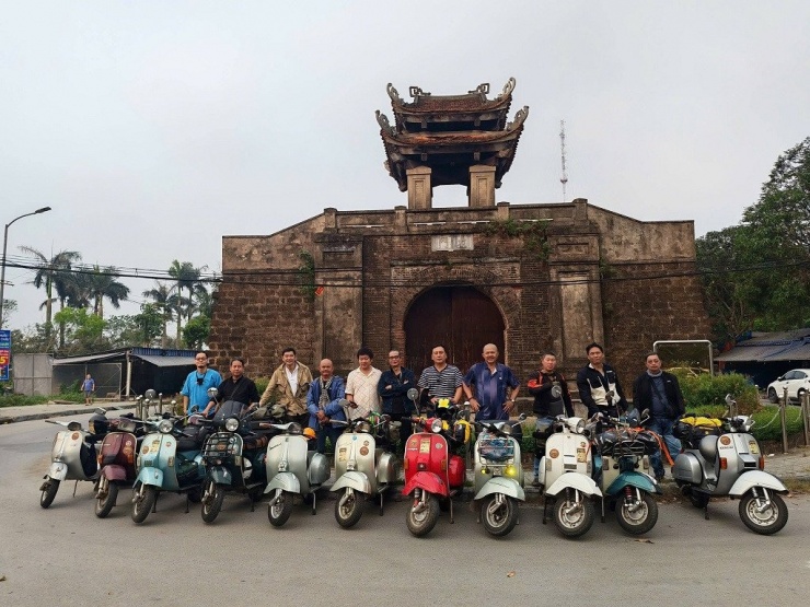Người chơi Vespa cổ trong chuyến xuyên Việt năm 2026. Ảnh: Tư Trung Vespa.