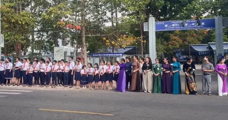 Học sinh cùng giáo viên đứng trước cổng trường chờ tiễn đưa người thầy đáng kính lần cuối. Ảnh cắt từ clip