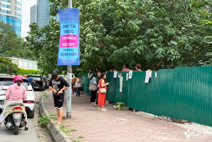 Với sự vào cuộc đồng bộ của lực lượng chức năng ở Hà Nội, tình trạng lấn chiếm vỉa hè để kinh doanh giảm đáng kể, trật tự đô thị được lập lại, không gian an toàn cho người đi bộ cũng được trả lại. Tuy nhiên, tại một số tuyến phố lại xuất hiện tình trạng tiểu thương đục tôn quây quanh các khu đất trống để bán hàng.