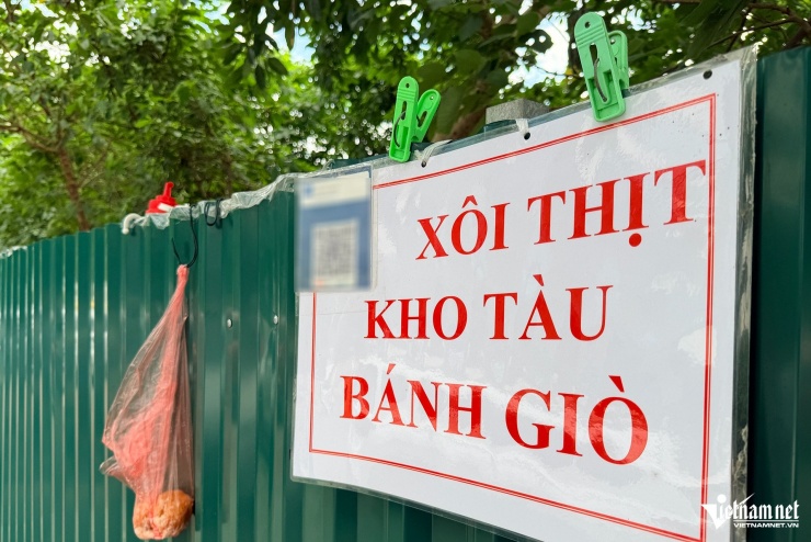 Hình ảnh 'lạ' trên vỉa hè Hà Nội: Menu, mã QR treo lủng lẳng trên tấm tôn - 4
