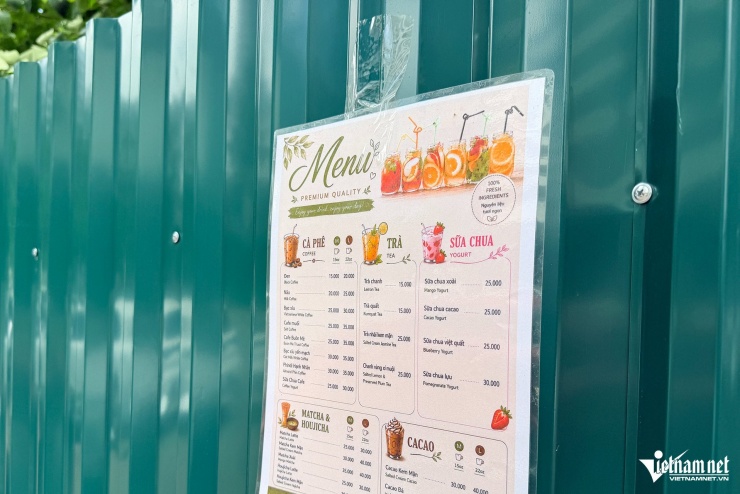 Hình ảnh 'lạ' trên vỉa hè Hà Nội: Menu, mã QR treo lủng lẳng trên tấm tôn - 5
