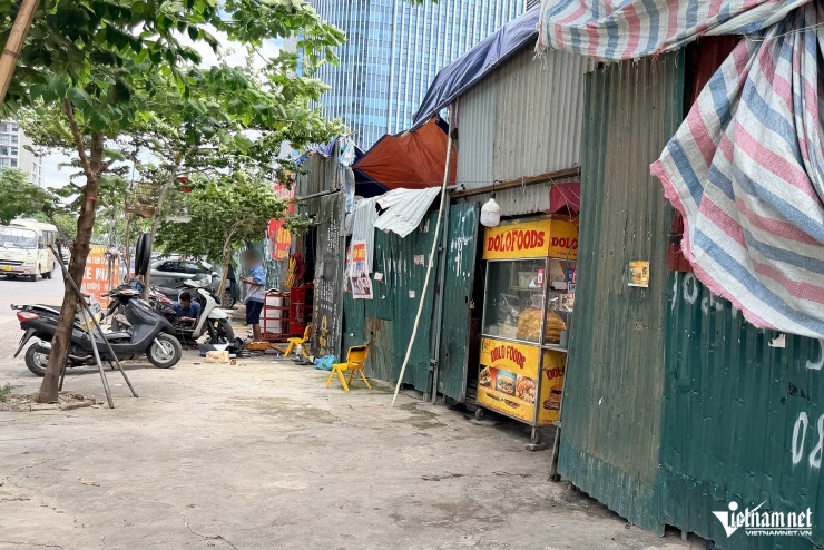 Được biết, các khu đất trống trên thuộc các lô A3/NO; A4/NO; A5/NO2 thuộc khu đô thị Nam Trung Yên (địa bàn quận Cầu Giấy và Nam Từ Liêm cũ) hiện được bàn giao cho Trung tâm Phát triển quỹ đất Hà Nội (Sở Nông nghiệp và Môi trường Hà Nội) quản lý.