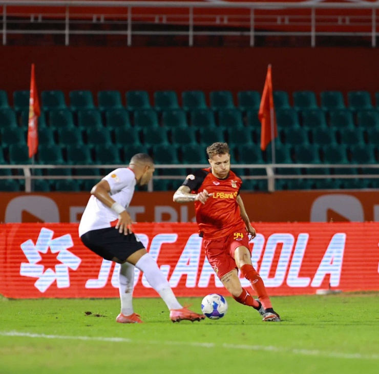Nguyễn Tài Lộc - Geovane Magno (bên phải) hiện chơi cho Ninh Bình FC. Ảnh: Ninh Bình FC