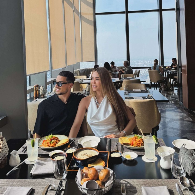 Đỗ Hoàng Hên và bạn gái. Ảnh: NVCC.
