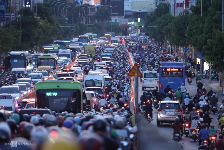 Cửa ngõ Tân Sơn Nhất kẹt cứng trước ngày phân luồng đảo chiều - 1