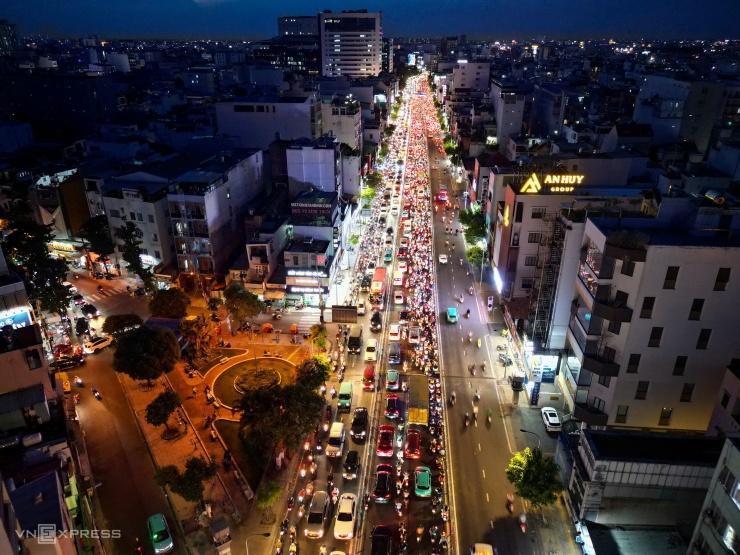 Cửa ngõ Tân Sơn Nhất kẹt cứng trước ngày phân luồng đảo chiều - 9