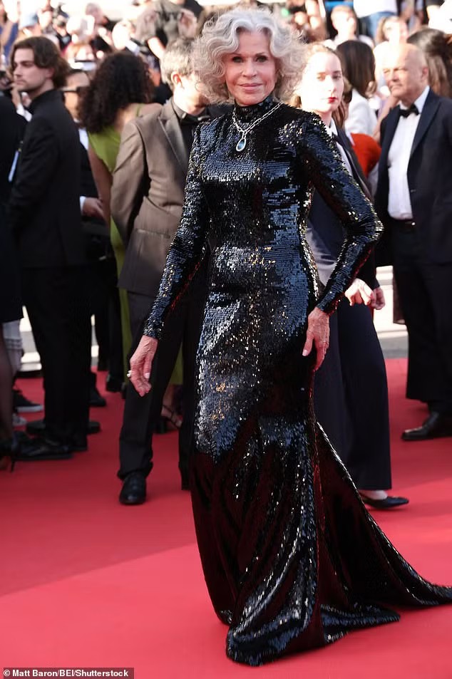 Minh tinh 2 lần thắng giải Oscar Jane Fonda cũng không kém cạnh với váy đen đính sequin lấp lánh. Bà đã 89 tuổi. Ảnh: Shutterstock