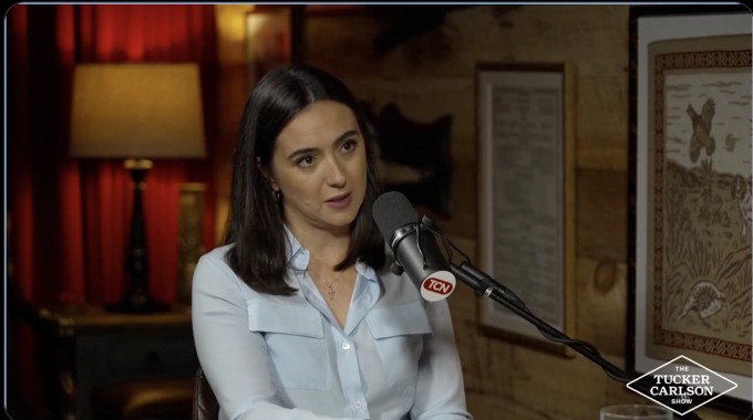 Yuliia Mendel tham gia chương trình podcast của nhà bình luận chính trị Mỹ Tucker Carlson. Ảnh: Kyiv Post