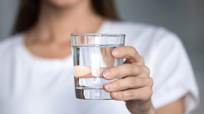 Nên giảm lượng nước và tần suất uống sau 21h để tránh ảnh hưởng đến giấc ngủ cũng như hạn chế tích nước, phù nề vào sáng hôm sau.
