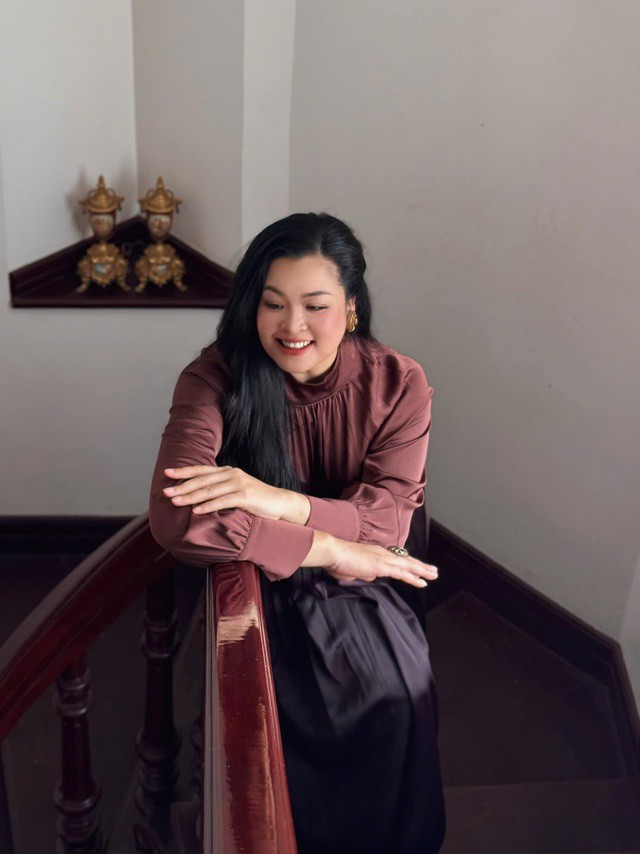 Thu Hương thường xuyên cập nhật các xu hướng mới, cách chơi màu, các bộ sưu tập mới nhất của các hãng thời trang danh tiếng, các nhà thiết kế tiên phong.