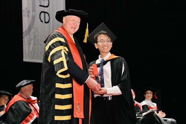 Nguyễn Nguyên Hưng nhận bằng cử nhân Khoa học Máy tính tại Đại học Công nghệ Swinburne, Australia.
