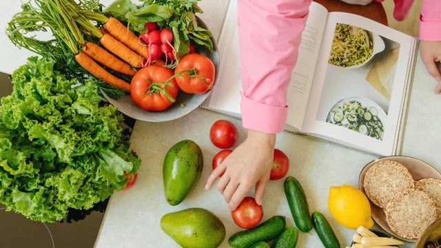 Giảm cân hiệu quả không đến từ việc cắt bỏ hoàn toàn một nhóm thực phẩm, mà nằm ở khả năng duy trì chế độ ăn hợp lý trong thời gian dài.