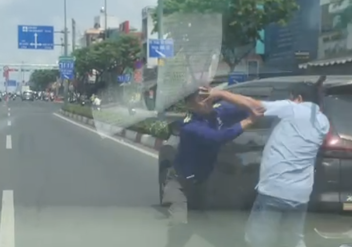 Hai người đàn ông đánh nhau trên đường Phạm Văn Đồng.