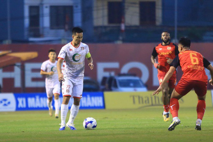 CLB Hải Phòng (phải) không thể đáp ứng tiêu chí hạng A AFC mùa giải 2026-2027