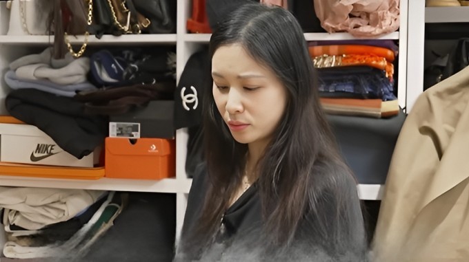 Go So Young khoe một số chiếc túi cô có. Ảnh: YouTube