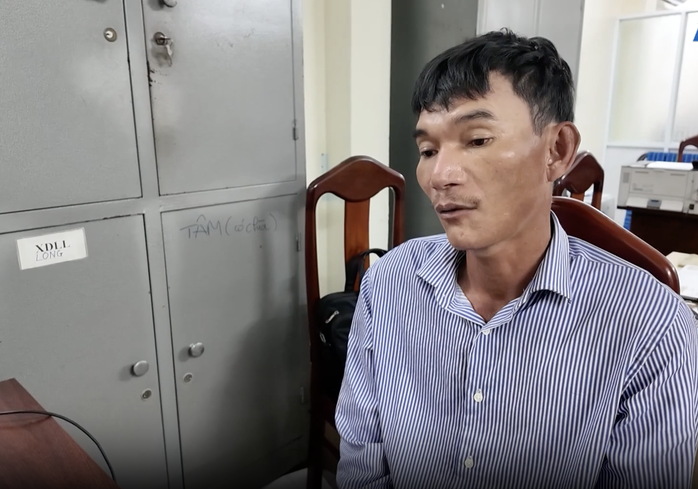 Đối tượng Lê Hùng Cường bị bắt quả tang trộm đồ của du khách