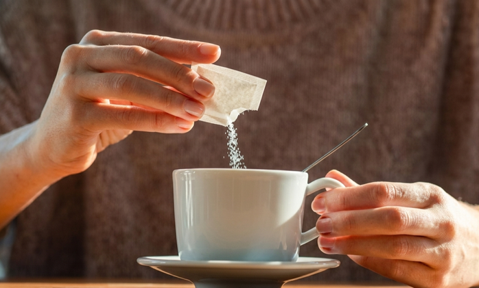 Chất tạo ngọt erythritol có thể làm tăng nguy cơ đột quỵ nếu sử dụng dài lâu - Minh họa AI: Thu Anh