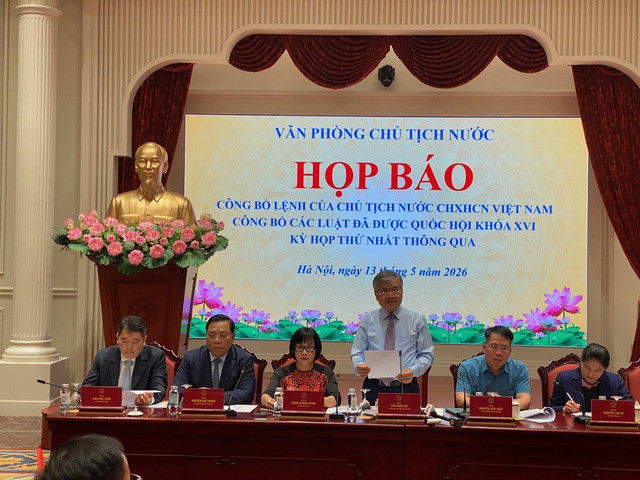 Phó Chủ nhiệm Văn phòng Chủ tịch nước Cấn Đình Tài công bố Lệnh của Chủ tịch nước về 9 luật.