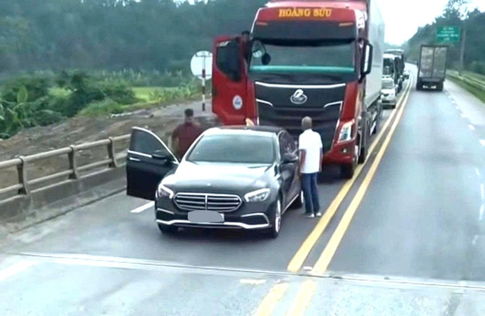 Hình ảnh tài xế xe Mercedes dừng xe chặn đầu ô tô đầu kéo trên cao tốc. Ảnh: Cắt từ clip