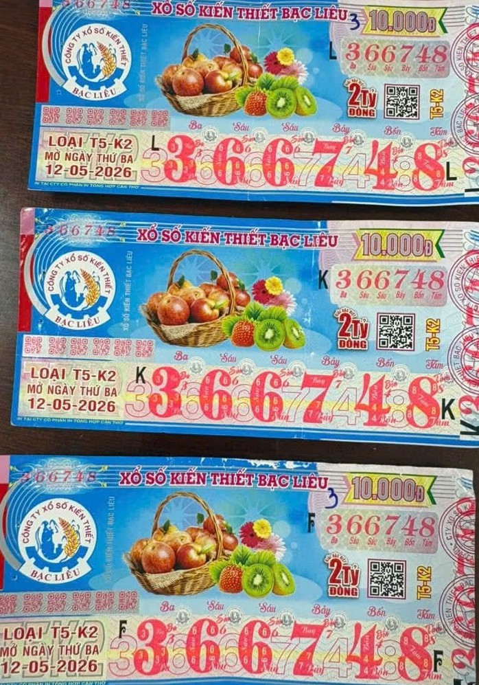 Giải độc đắc của vé số Bạc Liêu được đổi tại tỉnh Cà Mau. Ảnh: ĐLVS Hổ