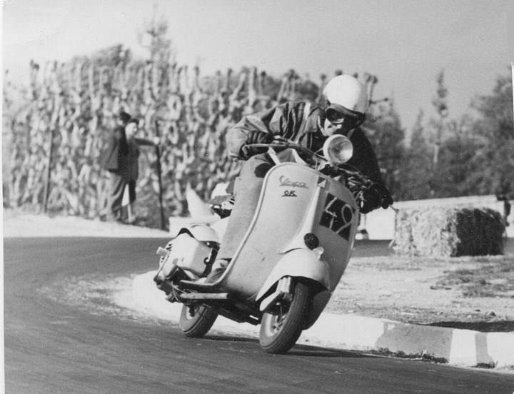 Một chiếc Vespa cổ trên đường đua quốc tế thập niên 1950. Ảnh: Sưu tầm.