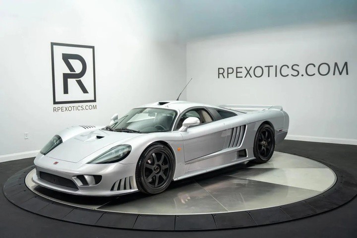 Tổng thể ngoại hình chiếc Saleen S7 màu bạc với các đường nét khí động học tối ưu cho tốc độ cao.