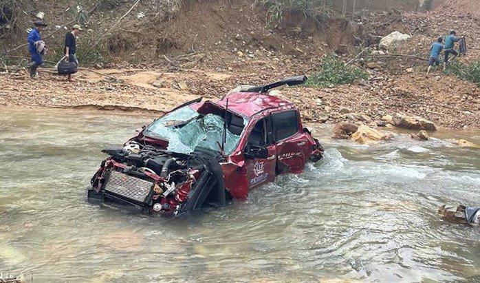 Không làm chủ tốc độ, khoảng cách, tài xế xe tải đã gây ra vụ tai nạn, tông văng xe bán tải chở 3 người rơi xuống suối.