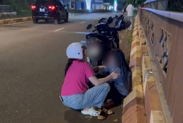 Thiếu tá H’Mến Êban thuyết phục, động viên giúp người phụ nữ bình tĩnh và trở về nhà an toàn. Ảnh: CALĐ.