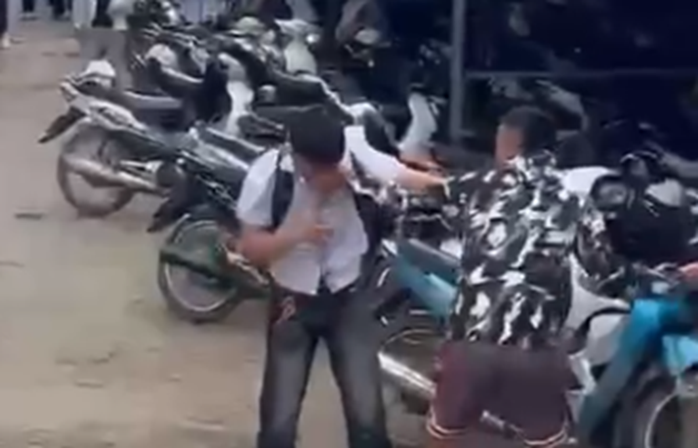 Hình ảnh nam sinh lớp 12 bị những thanh niên lạ mặt xông vào trường hành hung. Ảnh cắt từ clip