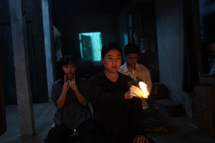 Bà Tánh hướng dẫn cả hai nuôi ma xó