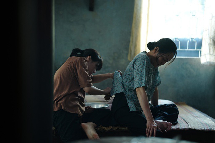 Thảo chăm sóc mẹ chồng bệnh