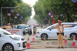 Phố trung tâm Hà Nội thành “đại công trường”, Cảnh sát giao thông "một vai hai nhiệm vụ"