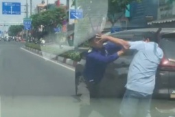 Hai người bất ngờ dừng ô tô, đánh nhau trên đường Phạm Văn Đồng, TPHCM