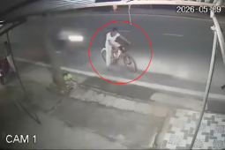 Clip: Thanh niên bàng hoàng bị xe máy đâm bay cả xe đạp bên lề đường