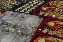 Giá vàng giảm mạnh, bạc neo cao