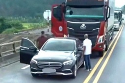 Tài xế dừng xe sang Mercedes chặn ô tô đầu kéo trên cao tốc gây ùn tắc