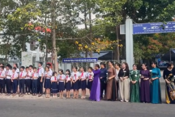 Xúc động hình ảnh hàng trăm học sinh tiễn biệt thầy giáo qua đời vì bạo bệnh