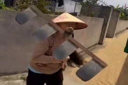 Phơi lúa lấn chiếm lòng đường, người phụ nữ dùng cào tấn công tài xế