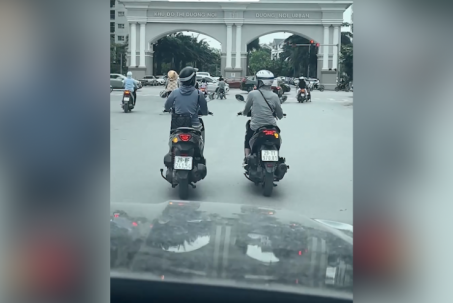 Clip: Hai phụ nữ thản nhiên dàn hàng nói chuyện, bật xi nhan gây hoang mang