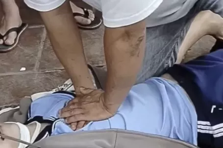 [Clip] Người đàn ông cứu nam sinh bị đột quỵ trên đường gây 'sốt' mạng xã hội