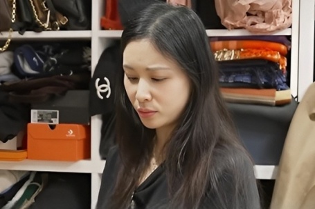 Vợ Jang Dong Gun khoe phòng thay đồ 'ngập hàng hiệu'
