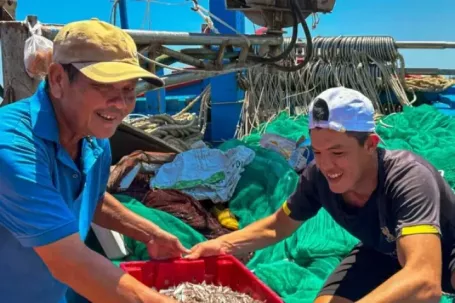 Trúng đậm cá cơm, ngư dân phấn khởi ngày tàu cập bến
