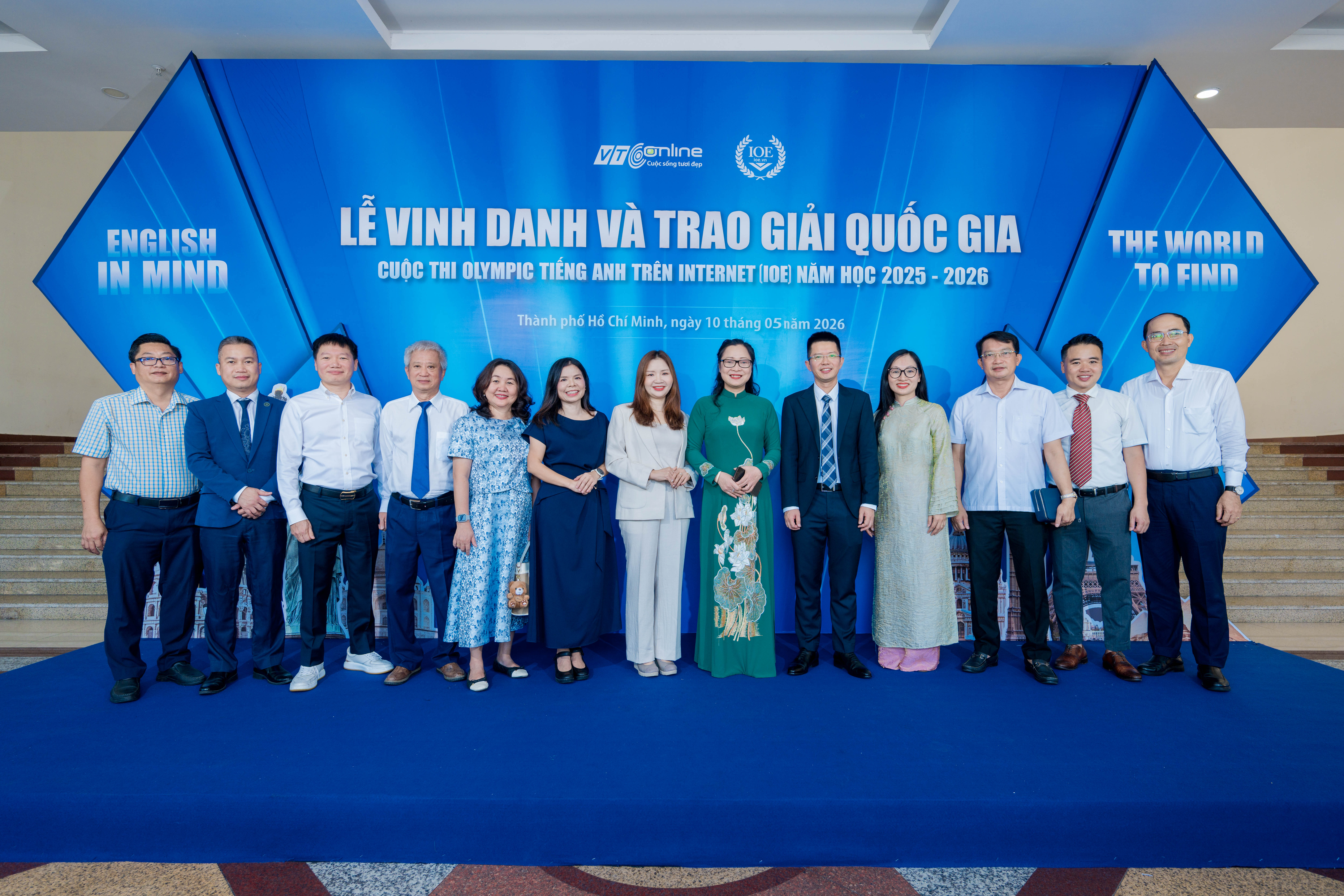 Bà Nguyễn Thị Quyên Thanh - Thứ trưởng Bộ Giáo dục &amp; Đào tạo và các đại biểu cùng chụp ảnh checkin tham dự sự kiện